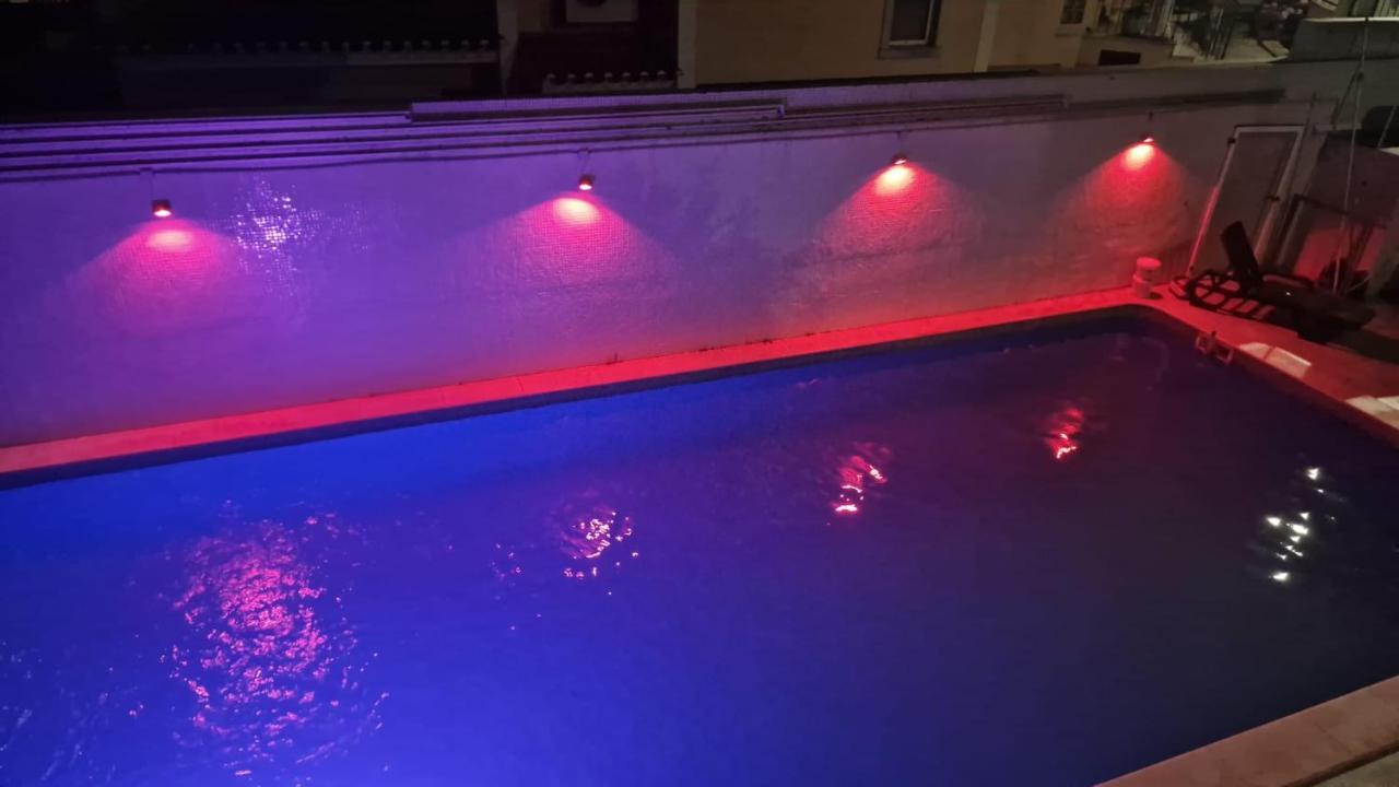 With Pool Quarto em Acomodações Particulares